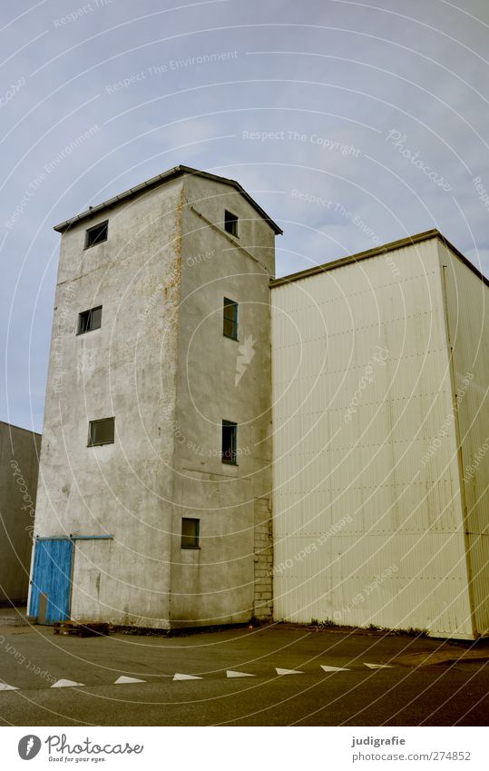 Hirtshals Dänemark Stadt Hafenstadt Haus Industrieanlage Bauwerk Gebäude Mauer Wand Fassade Fenster Tür kalt blau Farbfoto Außenaufnahme Menschenleer Tag
