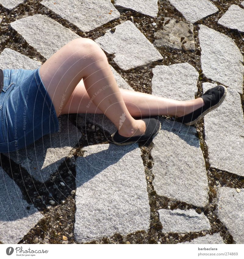 Lazy Sunday feminin Junge Frau Jugendliche Erwachsene Beine 1 Mensch 18-30 Jahre Sommer Schönes Wetter Park Rock Schuhe Stein liegen schön nackt dünn Wärme blau