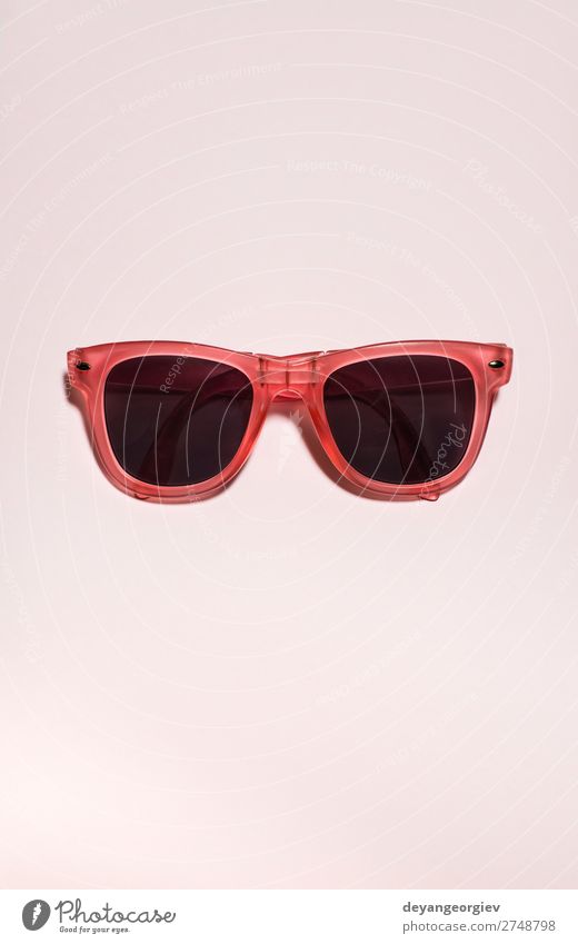 Rot leuchtende Sonnenbrille auf pastellrosa Hintergrund. Sommerzeit Stil Design Ferien & Urlaub & Reisen Strand Kunst Mode Accessoire Kunststoff hell trendy