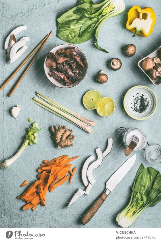 Asiatische Küche Zutaten auf Küchentisch Lebensmittel Gemüse Kräuter & Gewürze Ernährung Bioprodukte Vegetarische Ernährung Diät Geschirr Schalen & Schüsseln