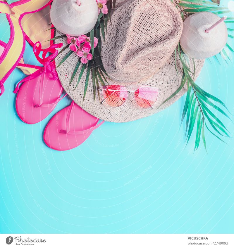 Sommer-Hintergrund . Draufsicht auf die Sommer-Strand-Accessoires der Frau: Bikini, Flip Flops, Sonnenbrille, Strohhut, Palmblätter und tropische Blumen auf türkisblauem Hintergrund, Banner mit Kopierfeld