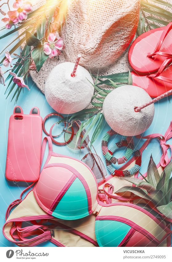 Strand Accessoires mit Smartphone und Kokosnuss Longdrink Cocktail Lifestyle Design Ferien & Urlaub & Reisen Sommer Sommerurlaub Sonne Sonnenbad Party PDA
