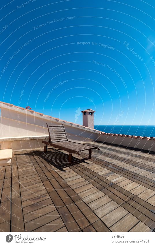 Die weiteren Aussichten: Urelemente Luft Wasser Wolkenloser Himmel Sommer Schönes Wetter Meer Mittelmeer Haus Terrasse Dach Schornstein Erholung liegen träumen