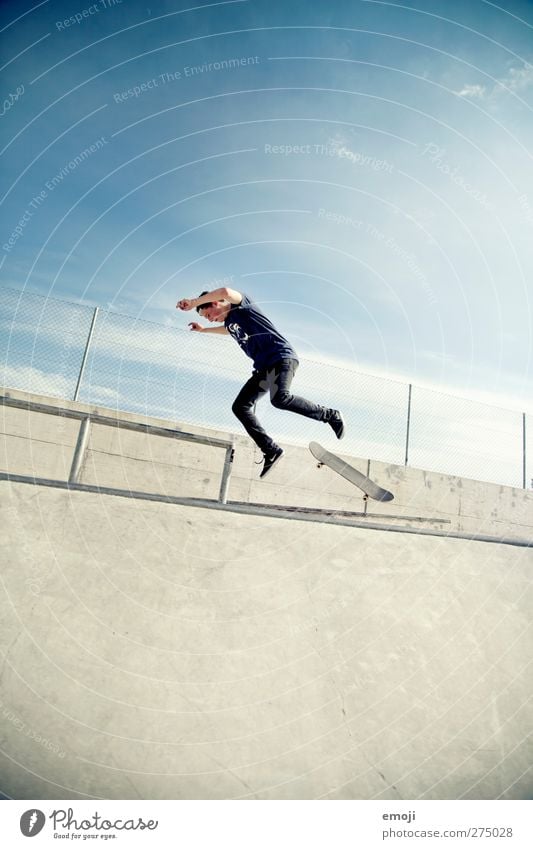 ob das gut geht? Sport Sportler Sportstätten Junger Mann Jugendliche 1 Mensch 18-30 Jahre Erwachsene blau grau Skateboard Skateboarding Skateplatz Unfall