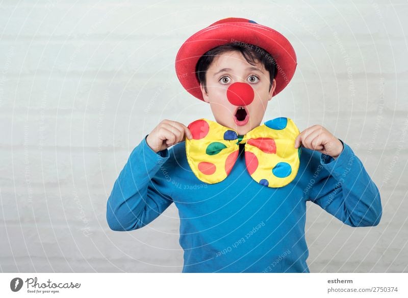 Kind mit Clownsnase und Hut im Karneval Lifestyle Freude Feste & Feiern Halloween Geburtstag Mensch maskulin Kindheit 1 8-13 Jahre Theater Zirkus Lächeln lachen