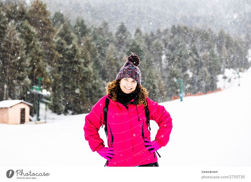 Porträt einer Frau mittleren Alters an einem verschneiten Tag Lifestyle Freude Glück schön Gesicht Ferien & Urlaub & Reisen Winter Schnee Berge u. Gebirge