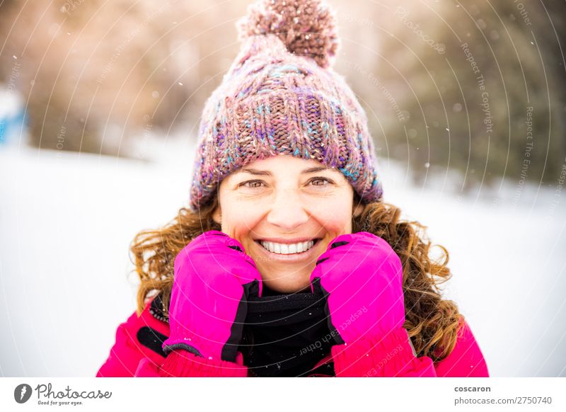 Porträt einer attraktiven Frau an einem verschneiten Tag Lifestyle elegant Stil Freude Glück schön Gesicht Leben Winter Schnee Winterurlaub Mensch Erwachsene
