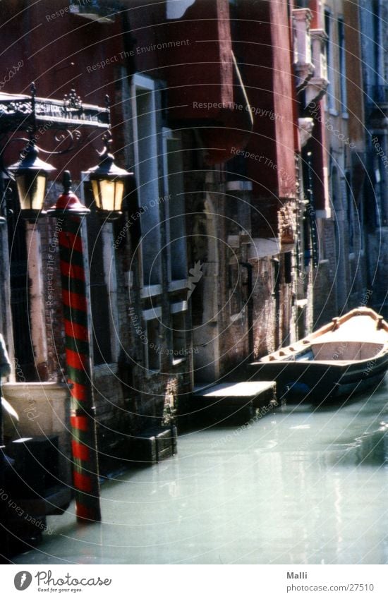 Venedigs Seitenstraßen Wasserfahrzeug Gegenlicht Laterne Haus Europa Motorboot Menschenleer Gracht historisch alt Historische Bauten Altstadt Bildausschnitt