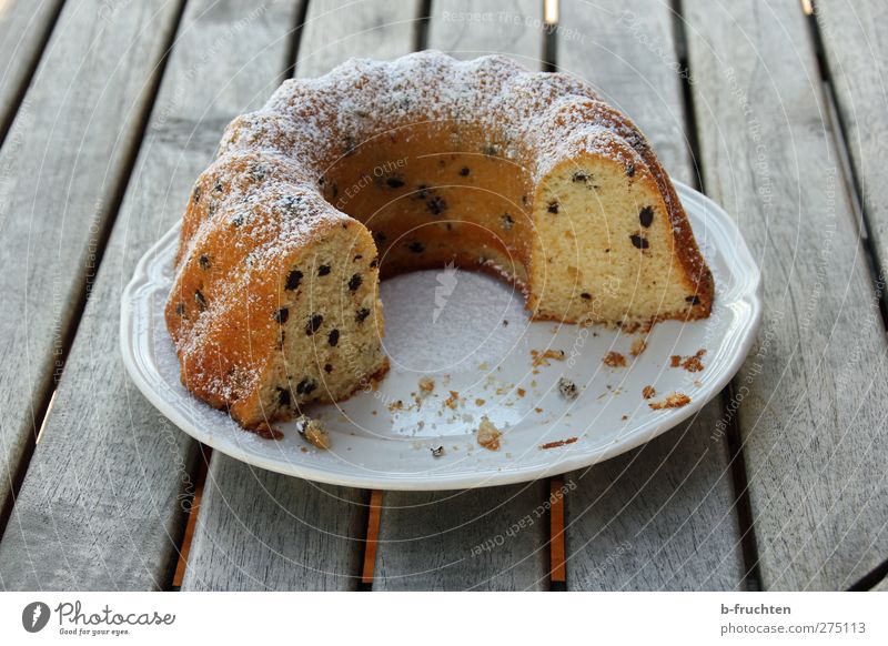 ...ein Stück vom Kuchen Teller Duft süß gelb grau Warmherzigkeit Sympathie Freundschaft Gastfreundschaft Freizeit & Hobby genießen Farbfoto Außenaufnahme