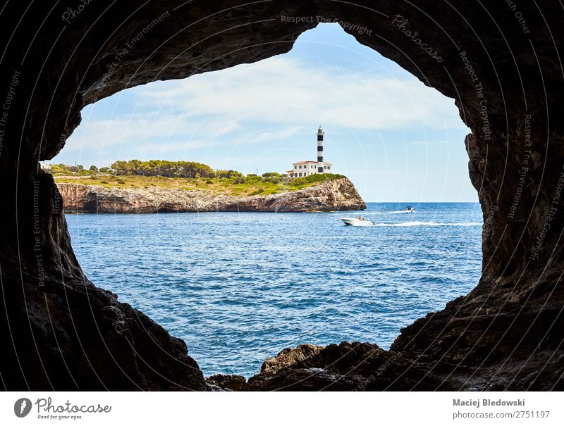 Portocolom Leuchtturm von einer Höhle aus gesehen, Mallorca. Ferien & Urlaub & Reisen Tourismus Ausflug Abenteuer Ferne Freiheit Sightseeing Kreuzfahrt