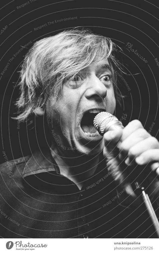 rampensau Freude Mikrofon maskulin Mann Erwachsene 1 Mensch 30-45 Jahre Hemd blond kurzhaarig schreien authentisch einzigartig lustig verrückt Musik singen