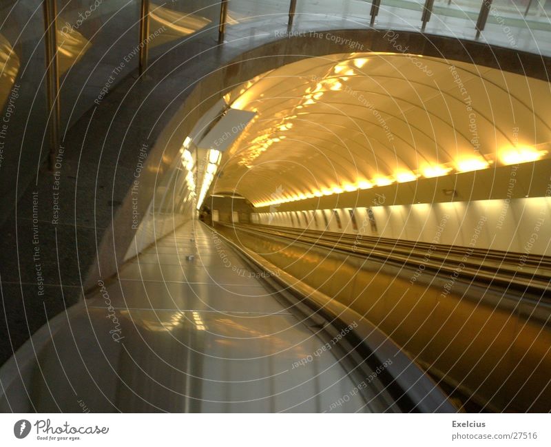 Ein Unendlicher Tunnel U-Bahn Ferne Rolltreppe Prag Unendlichkeit Architektur