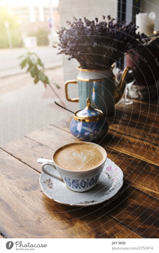 Cappuccino-Kaffee in alter Porzellantasse auf dem Holztisch. Frühstück Getränk Espresso kaufen Tisch Restaurant Blume frisch heiß braun Farbe Tasse Vintage-Stil