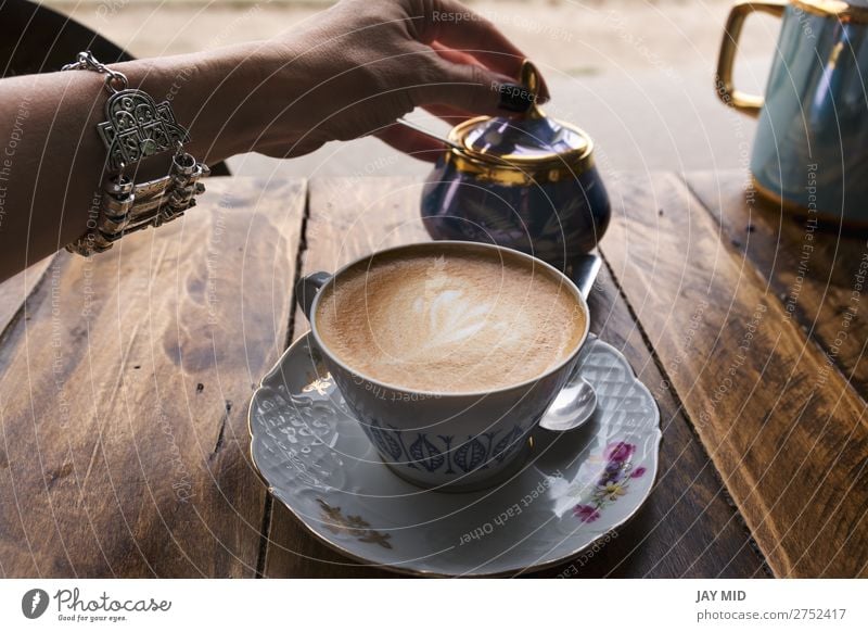 Cappuccino-Kaffee in klassischer Porzellantasse Lebensmittel Frühstück Getränk trinken Heißgetränk Latte Macchiato Espresso Becher Lifestyle kaufen Erholung