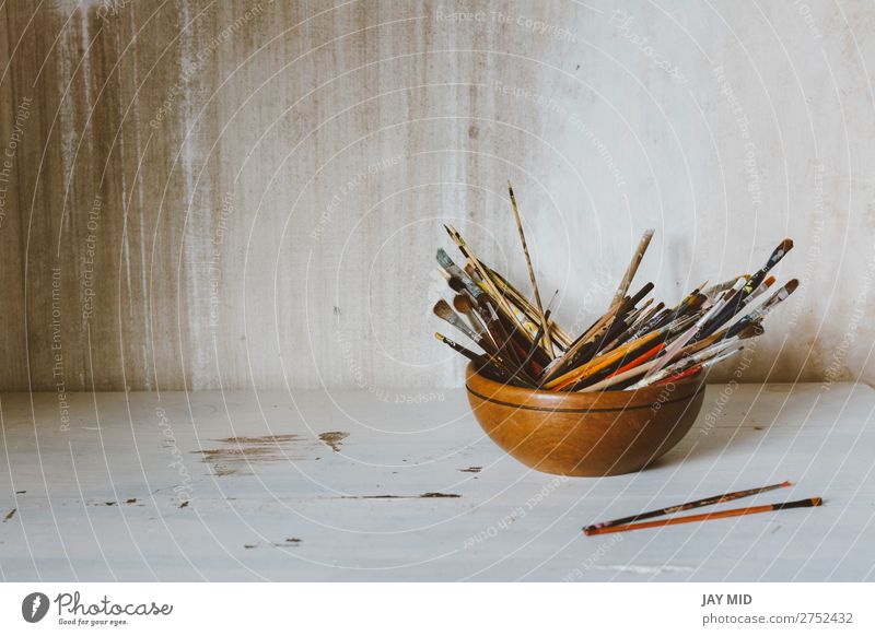 Eine Sammlung von Pinseln des Künstlers. Kunstkultur Abstraktes Konzept Schalen & Schüsseln Freizeit & Hobby Schule Bildungsreise Beruf Handwerk Werkzeug