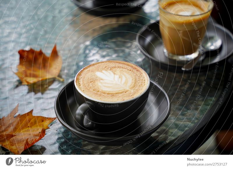 Heiße Tasse Kaffeemilch und flaches Weiß mit Herbstblättern Dessert Frühstück Getränk Espresso Tisch Kunst frisch heiß braun schwarz weiß aromatisch Herbstlaub