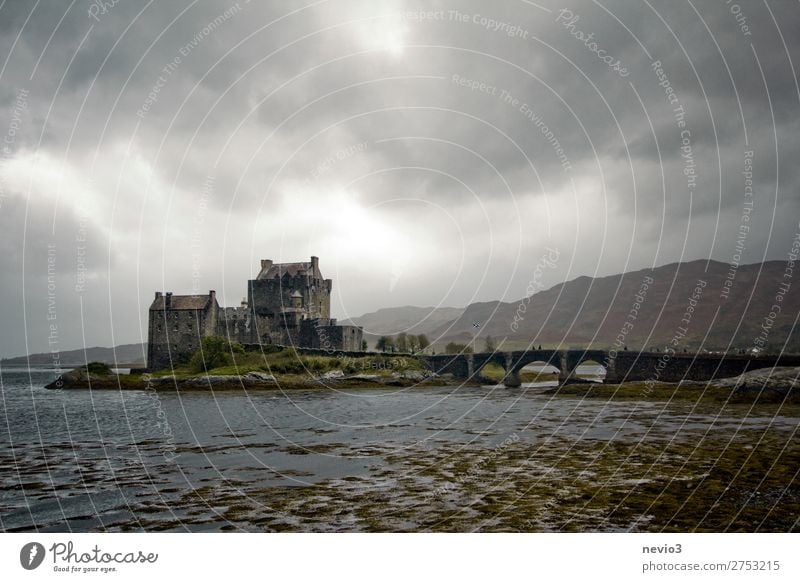 Eilean Donan Castle auf der Isle of Skye (Schottland) Ferien & Urlaub & Reisen Burg oder Schloss Bauwerk Sehenswürdigkeit Wahrzeichen Bekanntheit Europa