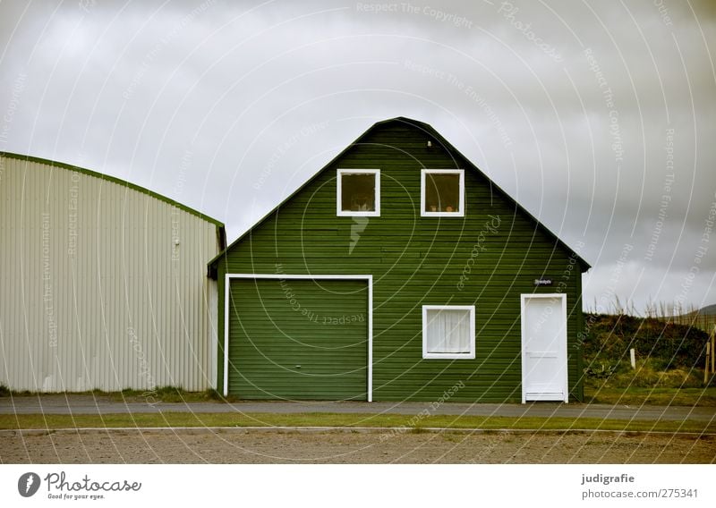 Island Wolken Haus Einfamilienhaus Hütte Gebäude Mauer Wand Fassade Fenster Holz einzigartig kalt grün Häusliches Leben Farbfoto Außenaufnahme Menschenleer Tag