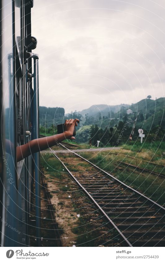 Foto aus dem Zug heraus mit einem Handy Ferien & Urlaub & Reisen Tourismus Ausflug Abenteuer Ferne Freiheit Sightseeing Berge u. Gebirge maskulin feminin Kind