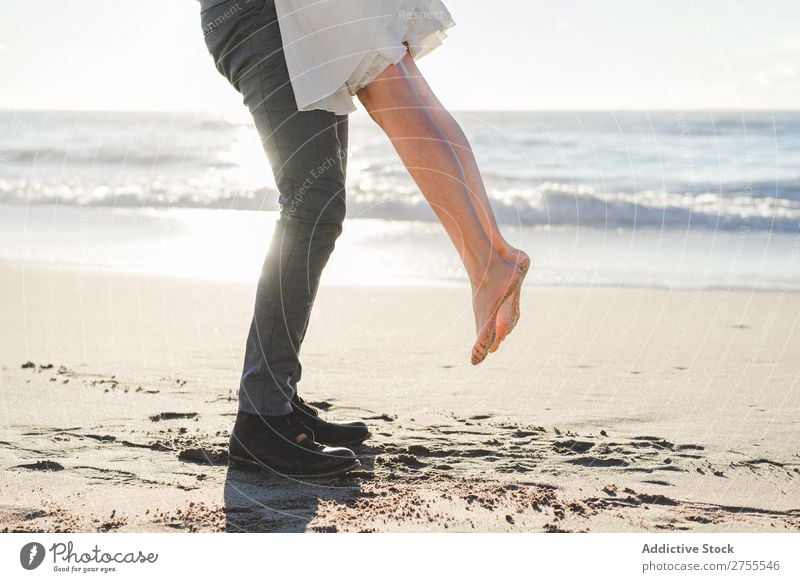 Wunderbares Brautpaar beim Küssen am Strand Paar Hochzeit hochzeitlich tragen verliebt genießen amourös umarmend Liebe Seeküste romantisch Zusammensein