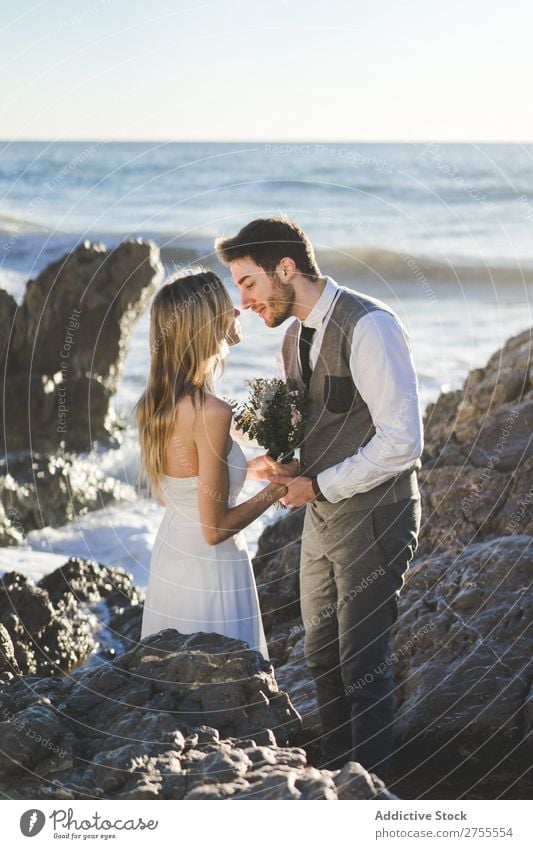 Sinnliches Hochzeitspaar küsst sich an der Küste. Paar hochzeitlich Küssen Strand Angebot verliebt Ausdruck romantisch Feste & Feiern Augen geschlossen Stil