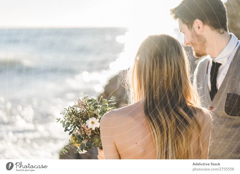 Sinnliches Hochzeitspaar, das auf der Uferlinie posiert. Paar hochzeitlich Strand Angebot verliebt Ausdruck romantisch Feste & Feiern Stil Partnerschaft Liebe
