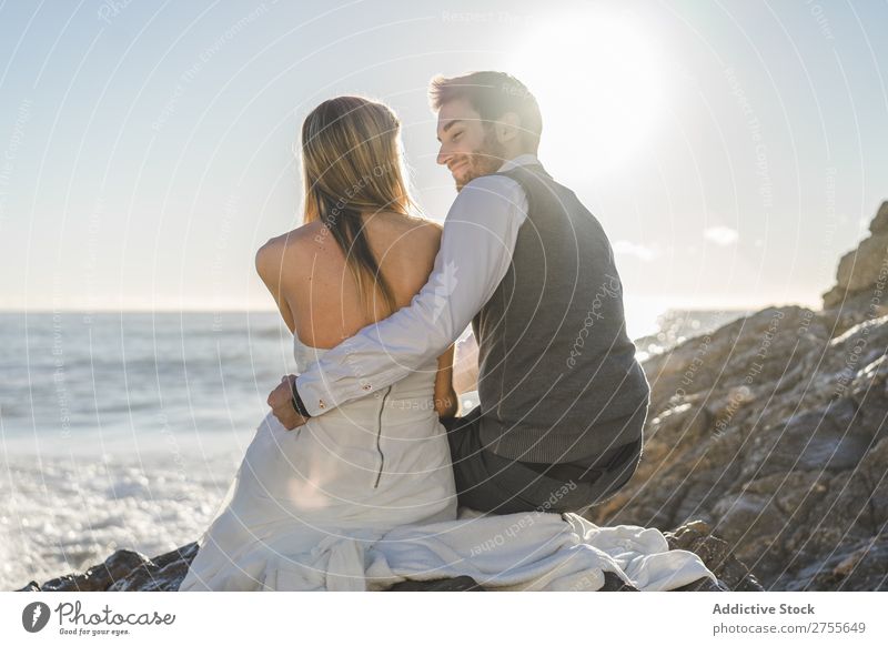 Sinnliches Hochzeitspaar, das auf der Uferlinie posiert. Paar hochzeitlich Strand Angebot verliebt Ausdruck romantisch Feste & Feiern Stil Partnerschaft Liebe