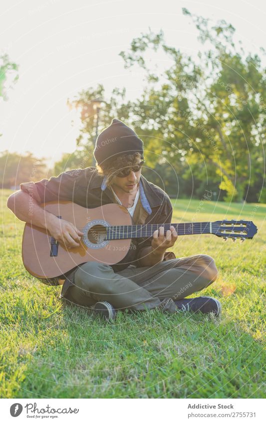 Mann spielt Gitarre auf der Natur Park Sommer Spielen Landschaft Schickimicki Musiker träumen Lifestyle romantisch Ferien & Urlaub & Reisen Gesang lässig