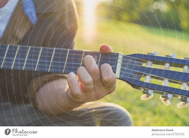 Getreidemann beim Gitarrespielen auf der Natur Mann Park Sommer Spielen Landschaft Schickimicki Musiker träumen Lifestyle romantisch Ferien & Urlaub & Reisen