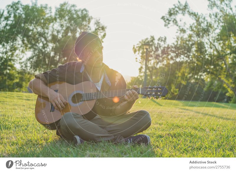 Mann spielt Gitarre auf der Natur Park Sommer Spielen Landschaft Schickimicki Musiker träumen Lifestyle romantisch Ferien & Urlaub & Reisen Gesang lässig
