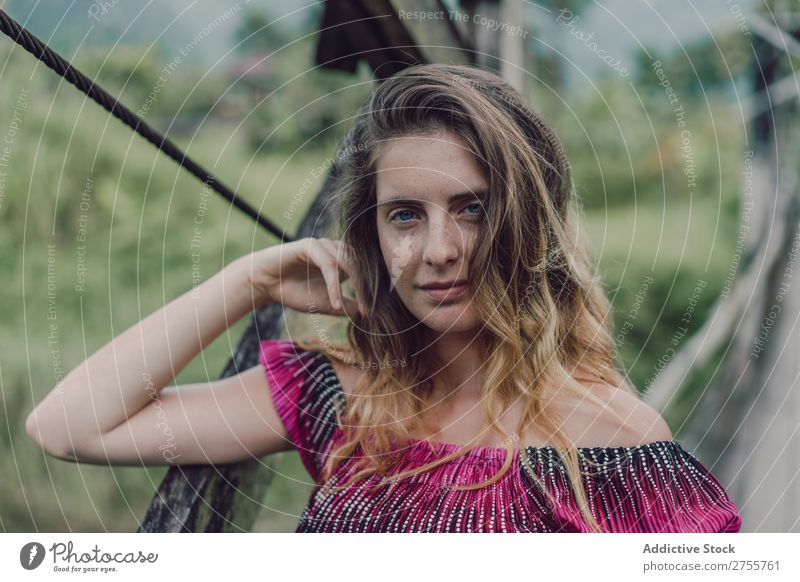 Hübsche Frau auf Holzbrücke hübsch Körperhaltung Natur schäbig Brücke grün Sonnenstrahlen Tag schön Beautyfotografie natürlich Jugendliche attraktiv Porträt