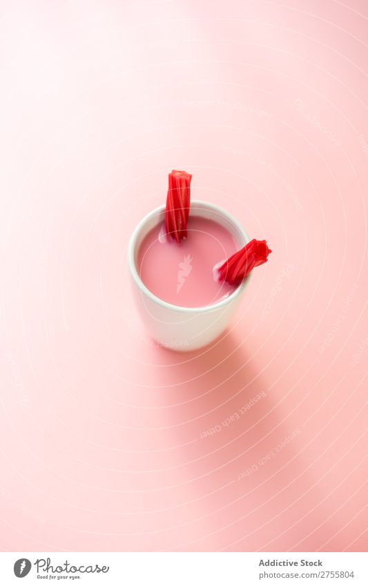 Süßes rosa Getränk mit Geleebonbons trinken süß Götterspeise minimalistisch Tasse Becher Konfekt Milchshake Ablass weiß aromatisiert Studioaufnahme Zucker