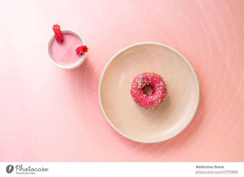 Süßer rosa Doughnut und süßer rosa Drink mit Geleebonbons trinken Götterspeise Tasse Becher Konfekt Milchshake weiß aromatisiert Studioaufnahme Zucker Dessert