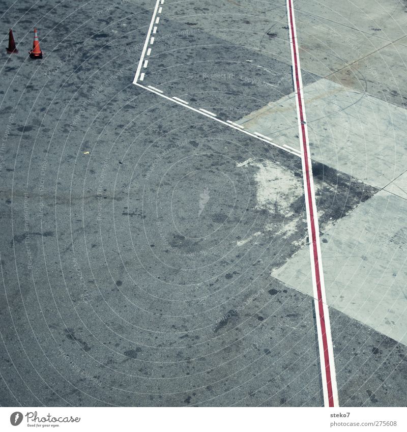 leitlinien Luftverkehr Flughafen grau rot weiß geradeaus Linie führen Leitfaden Asphalt Beton Strukturen & Formen Gedeckte Farben Außenaufnahme Detailaufnahme