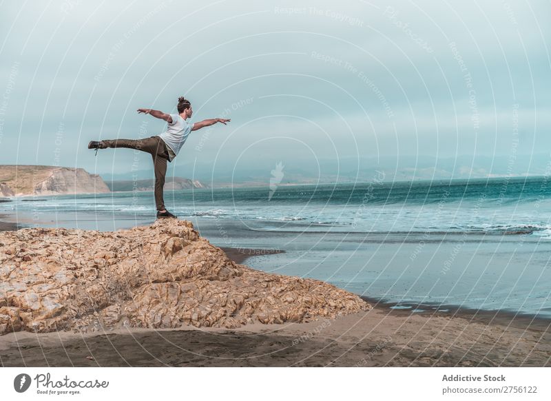 Der Mensch balanciert auf Stein auf See. Küste Mann Jugendliche Meer Gleichgewicht Yoga Meditation Tourist Landschaft Ferien & Urlaub & Reisen Hügel Sand Wasser