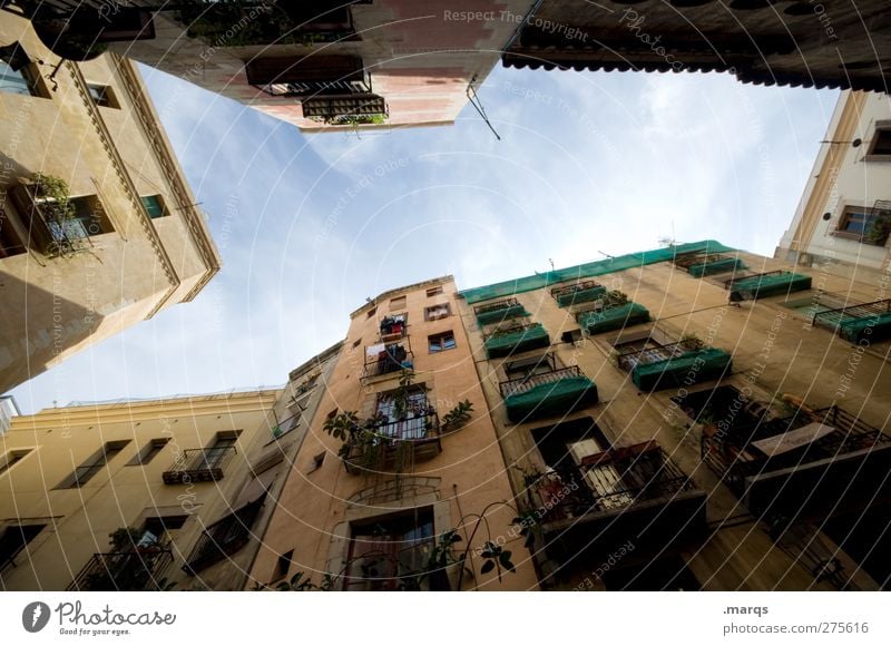 Madrid Städtereise Spanien Altstadt Haus Fassade Balkon Fenster Häusliches Leben alt außergewöhnlich einzigartig schön Perspektive Innenhof aufstrebend