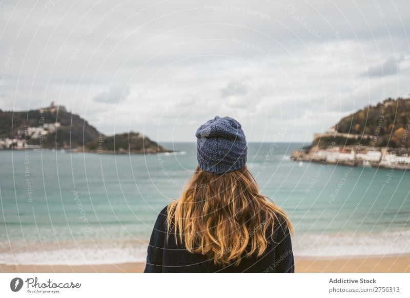 Attraktive Frau am Meer stehend Jugendliche Küste hübsch attraktiv Hut Blick nach hinten vor der Kamera Natur Wasser Ferien & Urlaub & Reisen Strand