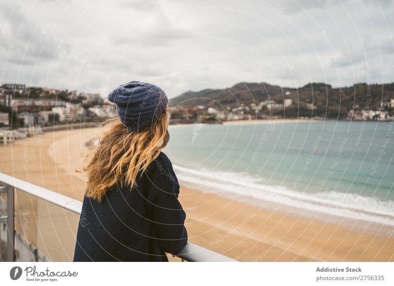 Frau am Handlauf am Meer Jugendliche Küste Wegsehen stehen anlehnen Geländer hübsch attraktiv Hut Natur Wasser Ferien & Urlaub & Reisen Strand San Sebastián
