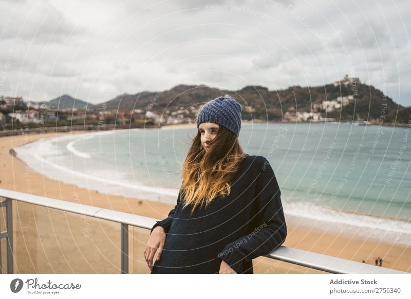 Frau am Handlauf am Meer Jugendliche Küste Wegsehen stehen anlehnen Geländer hübsch attraktiv Hut Natur Wasser Ferien & Urlaub & Reisen Strand San Sebastián