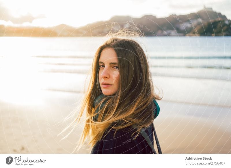 Junge verträumte Frau am Meer Jugendliche Küste Wegsehen stehen hübsch attraktiv Natur Wasser Ferien & Urlaub & Reisen Strand San Sebastián Spanien schön