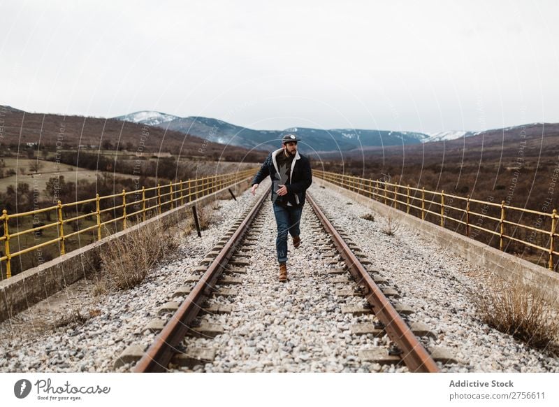 Mann, der auf der Eisenbahn fährt. Natur rennen Geschwindigkeit Rost alt Ferien & Urlaub & Reisen Lifestyle Jugendliche Landschaft Bahn schön Mensch Verkehr