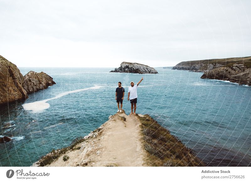Männer, die auf einer Klippe am Meer stehen. Mann Tourist Felsen heiter Freundschaft Zusammensein Ferien & Urlaub & Reisen Tourismus Natur Landschaft Küste