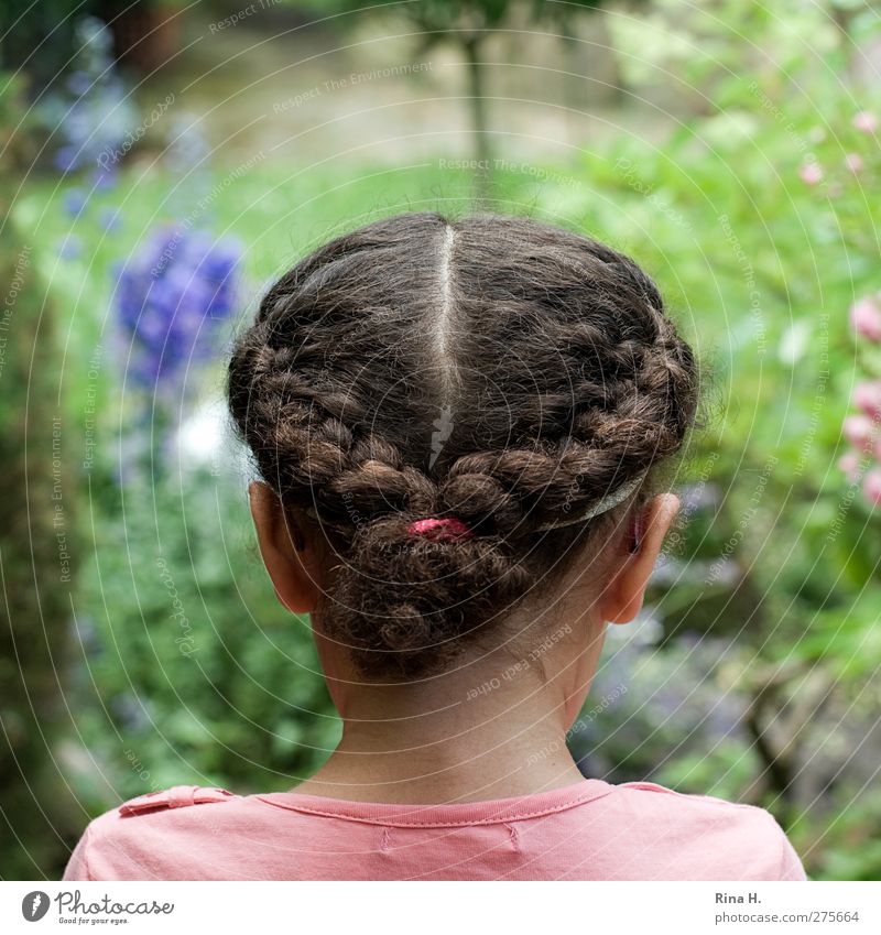 Mädchen im Garten Mensch Kopf Haare & Frisuren 1 3-8 Jahre Kind Kindheit Sommer Blume T-Shirt brünett langhaarig Locken Zopf beobachten authentisch schön grün