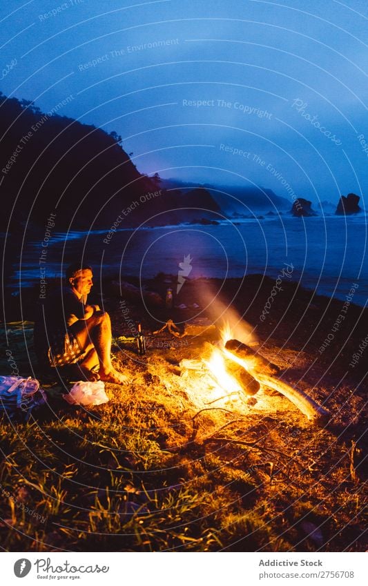 Mann in der Nähe von Feuer an der Küste Meer Natur Abend Nacht dunkel flammend Ferien & Urlaub & Reisen Strand Tourismus Mensch Feuerstelle Landschaft Ausflug