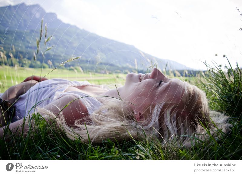 frühlingsgefühle. feminin Junge Frau Jugendliche Erwachsene Leben 1 Mensch 18-30 Jahre Natur Schönes Wetter Gras Wiese Alpen Berge u. Gebirge Kleid blond