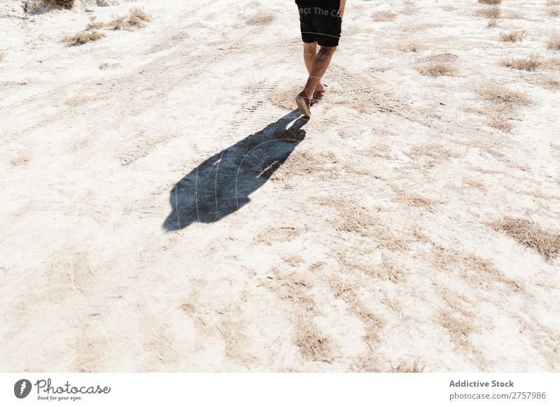 Getreidemann, der durch die Wüste läuft. Mann Klippe Ferien & Urlaub & Reisen Lifestyle Mensch Erwachsene Natur Abenteuer Ausflug Tourist Sonnenstrahlen