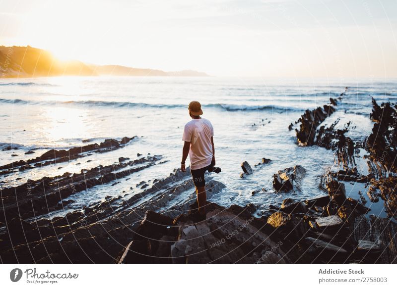 Mann mit Kamera auf Küstenfelsen Tourist Klippe Meer Felsen Schüsse Fotokamera Fotograf Ferien & Urlaub & Reisen Tourismus Natur Landschaft Wasser Sonne