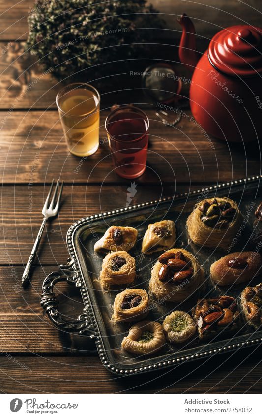 Köstliches syrisches Gebäck mit Tee auf einem Holztisch oben arabisch Frühstück braun Bulle kochen & garen Essen zubereiten lecker Dessert Speise trinken