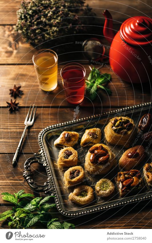 Köstliches syrisches Gebäck mit Tee auf einem Holztisch oben arabisch Frühstück braun Bulle kochen & garen Essen zubereiten lecker Dessert Speise trinken