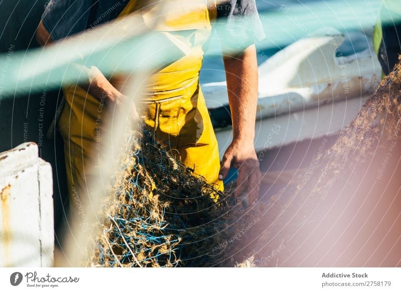 Mann, der mit Fischernetzen arbeitet Ball Bobfahrer Boje Farbe mehrfarbig Tag Detailaufnahme Gerät Fischereiwirtschaft Netzstrümpfe Im Wasser treiben